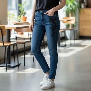 White House Black Market Blanc Jeans with Black Floral Embroidery slim leg 0 reg